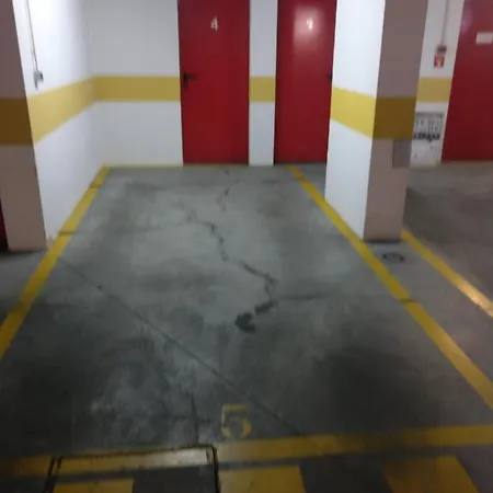 1-minute Walk To The Metro And 2 To The Supermarket リスボン