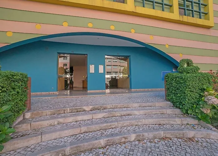 1-minute Walk To The Metro And 2 To The Supermarket Lissabon