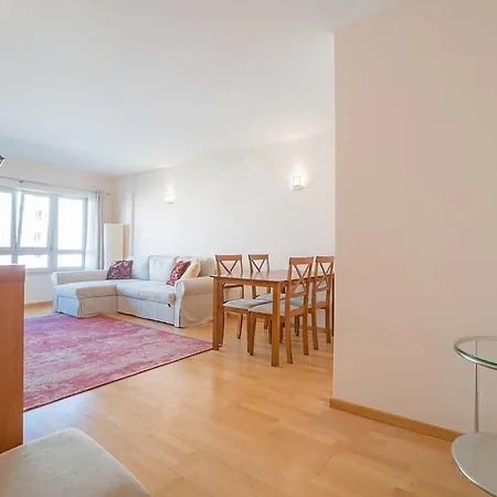 Apartment 1-minute Walk To The Metro And 2 To The Supermarket *